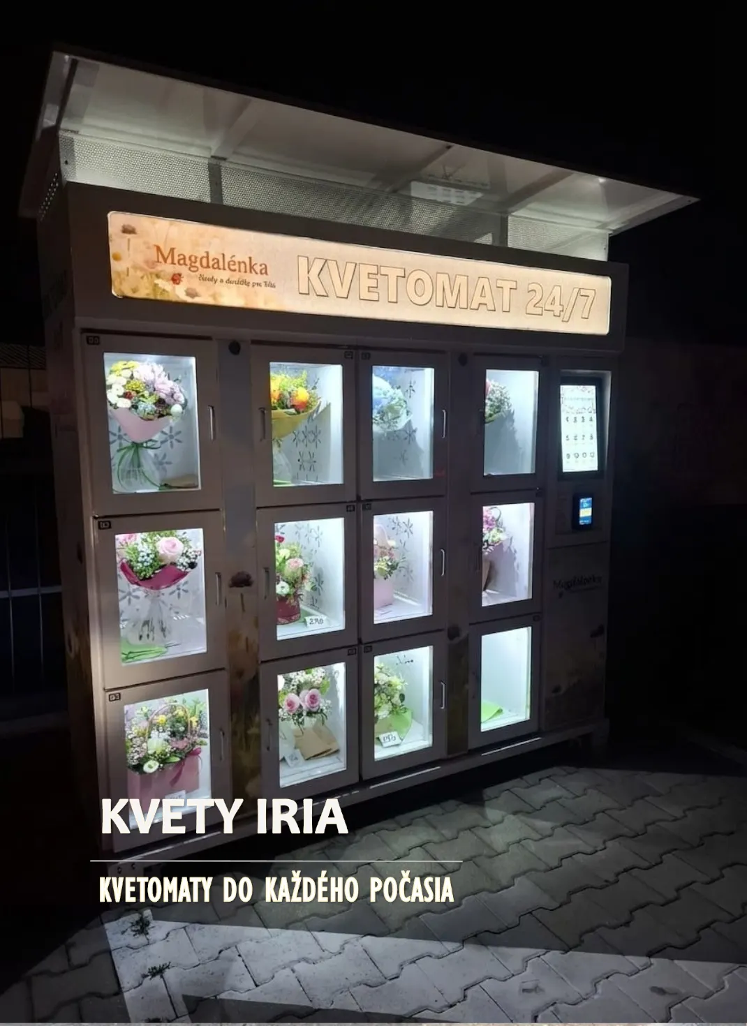 Exteriérový kvetomat na 12 kytíc — nočný pohľad